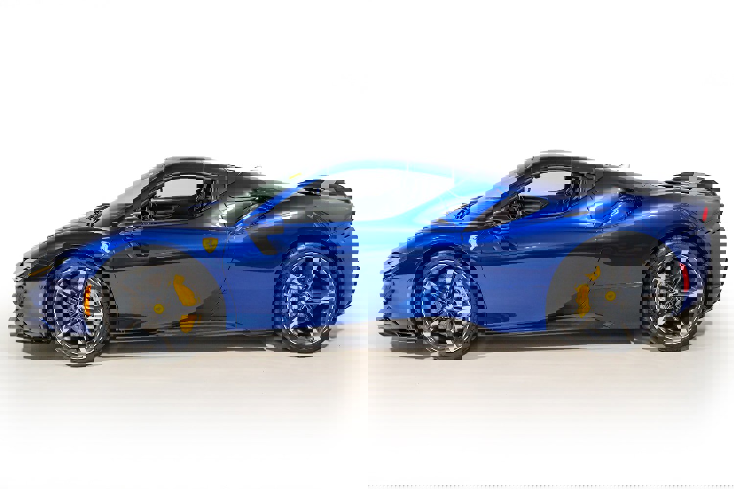 Used 2022 Ferrari SF90 Spider image 13