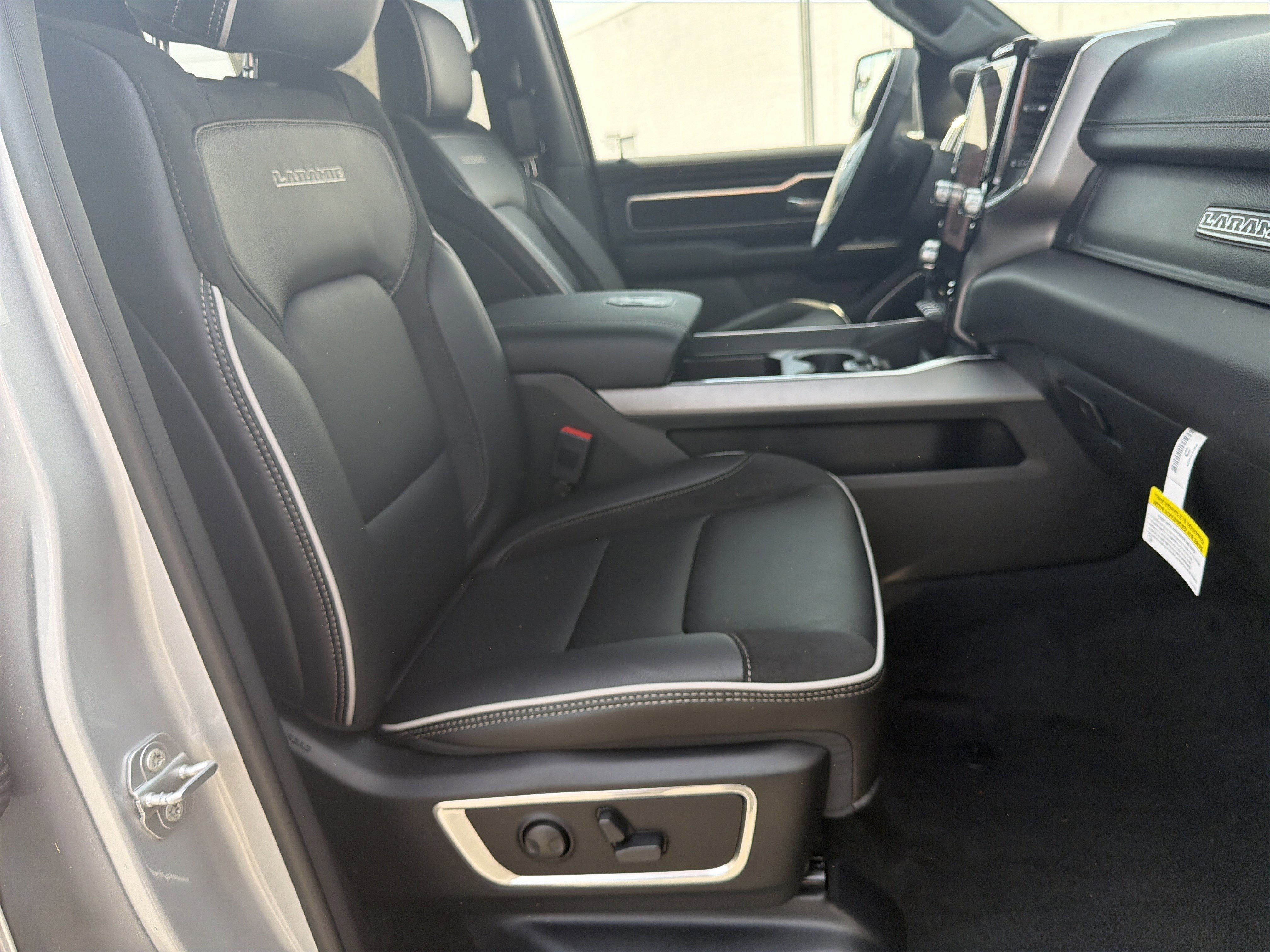 New 2026 RAM 1500 Laramie AWD/4WD image 16