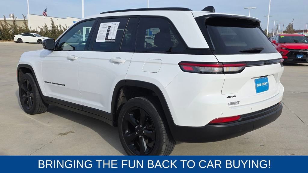 Used 2022 Jeep Grand Cherokee Laredo AWD/4WD image 3