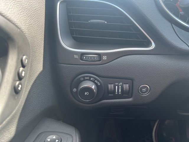 Used 2019 Jeep Cherokee Trailhawk image 25