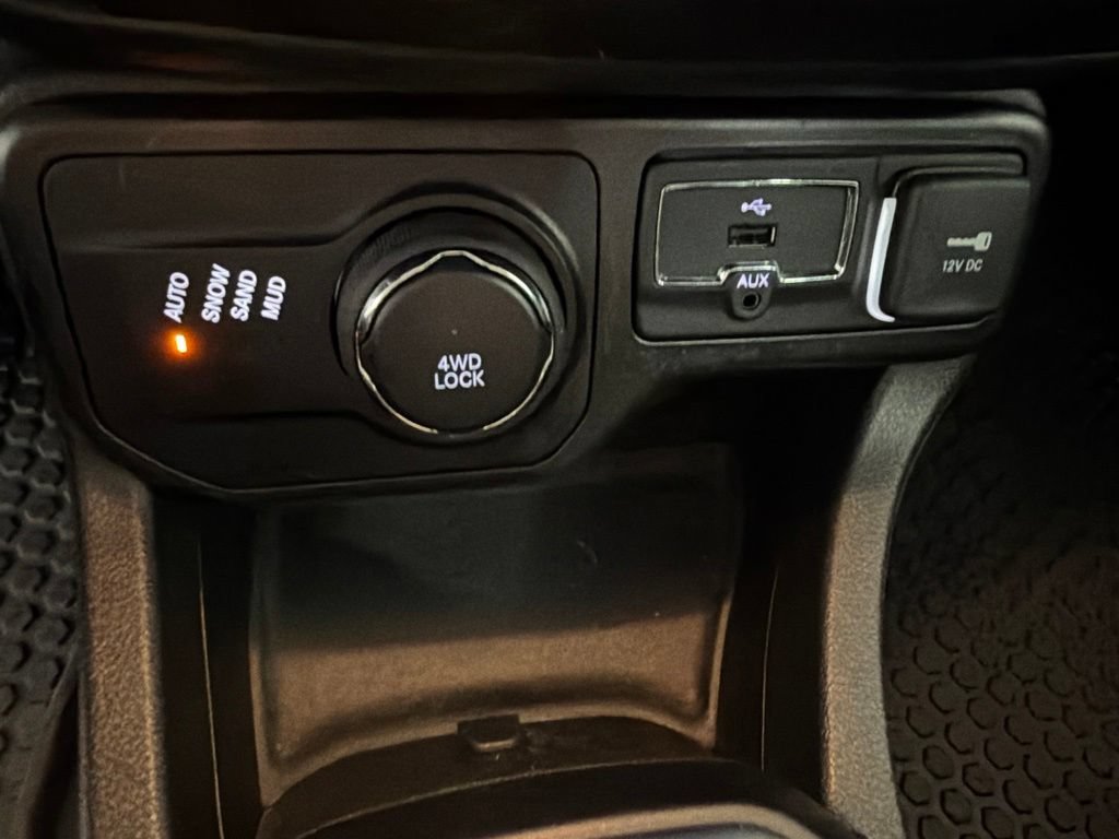 Used 2020 Jeep Renegade Latitude w/ Cold Weather Group AWD/4WD image 32