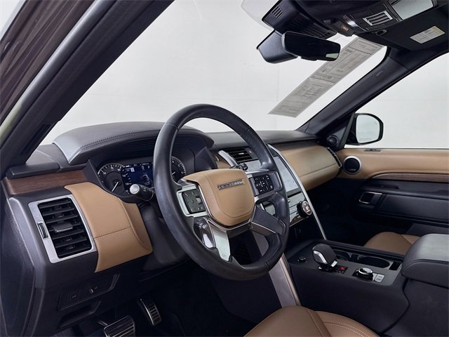 Used 2023 Land Rover Discovery Metropolitan Edition image 9