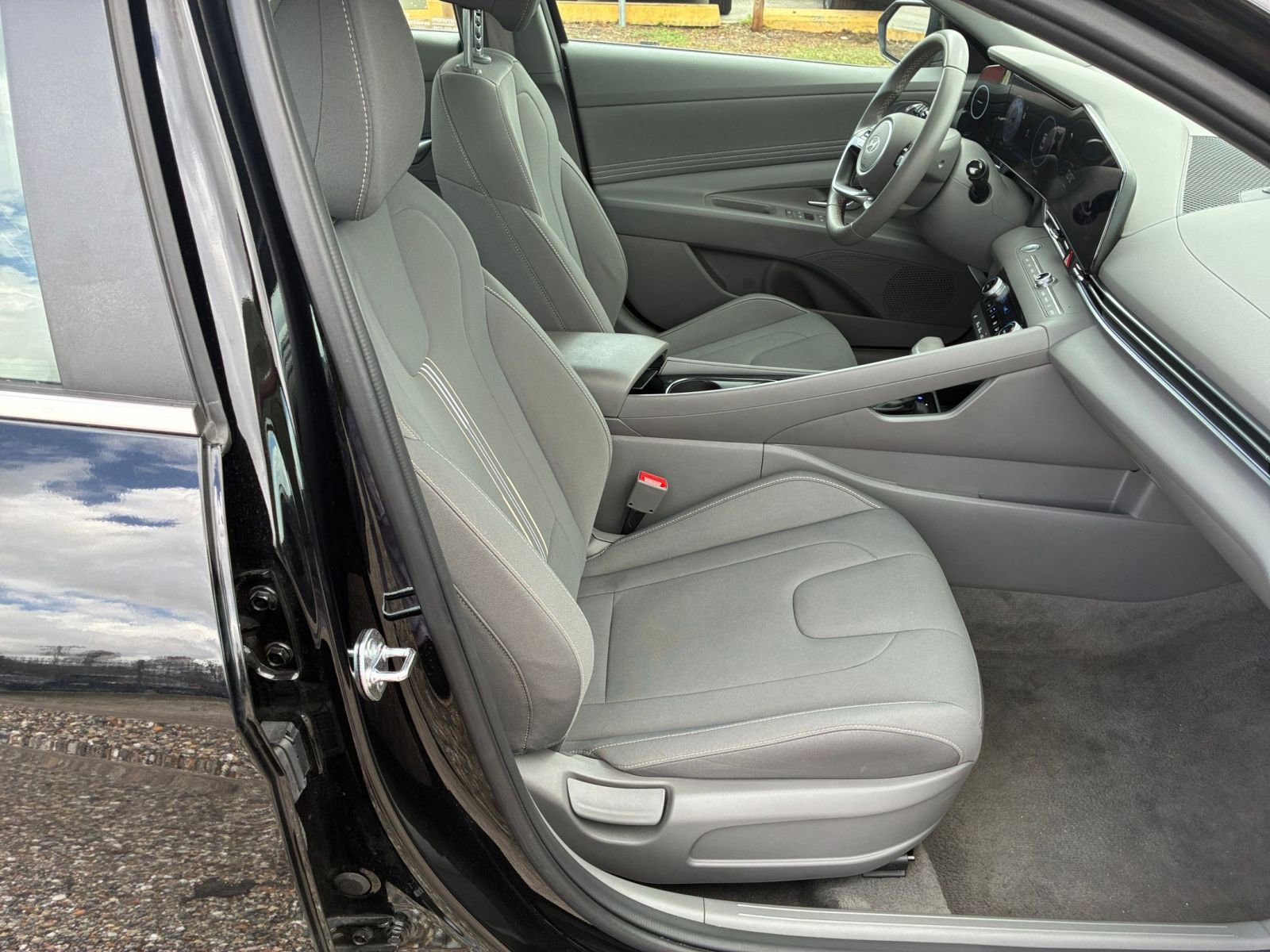Used 2025 Hyundai Elantra SEL FWD image 25