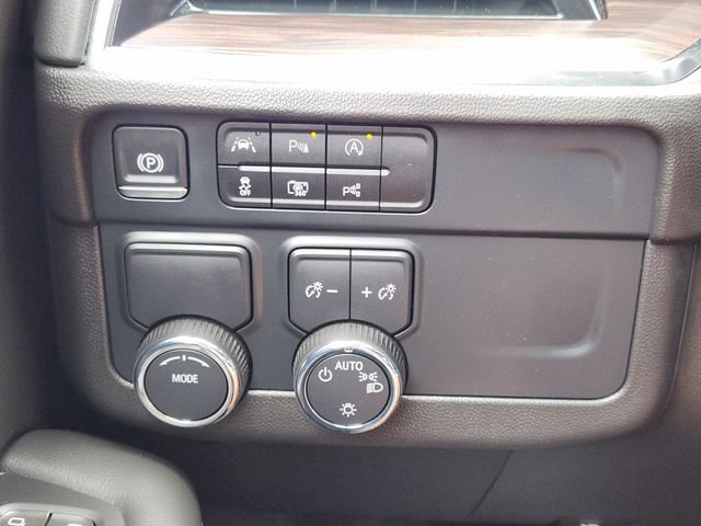 Used 2025 Chevrolet Suburban LS RWD image 23