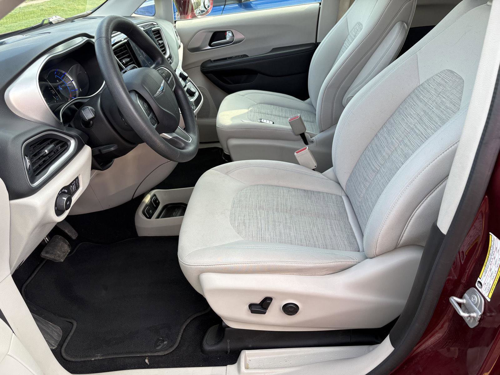 Used 2018 Chrysler Pacifica Touring Plus image 4