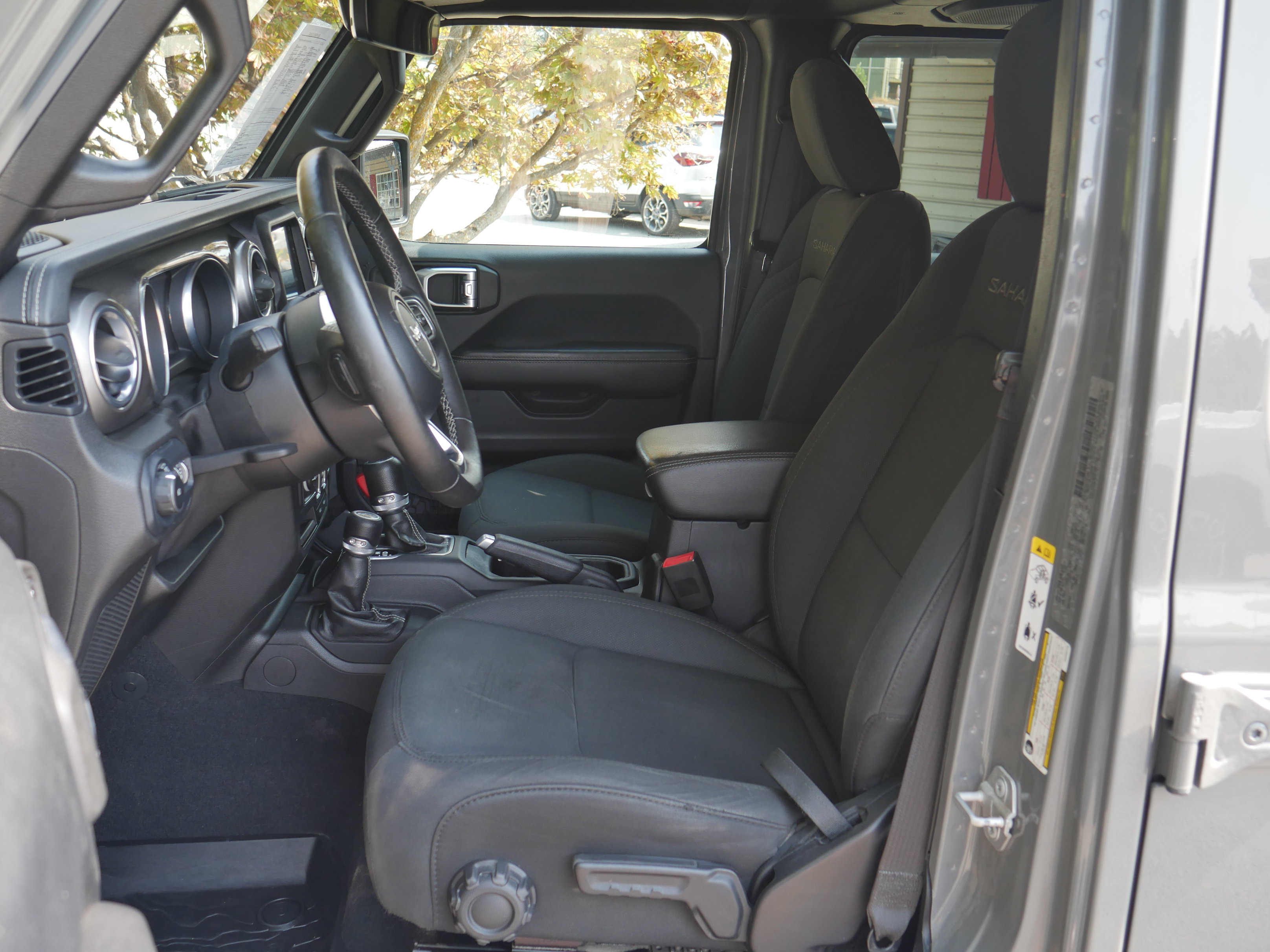 Used 2018 Jeep Wrangler Unlimited Sahara AWD/4WD image 3