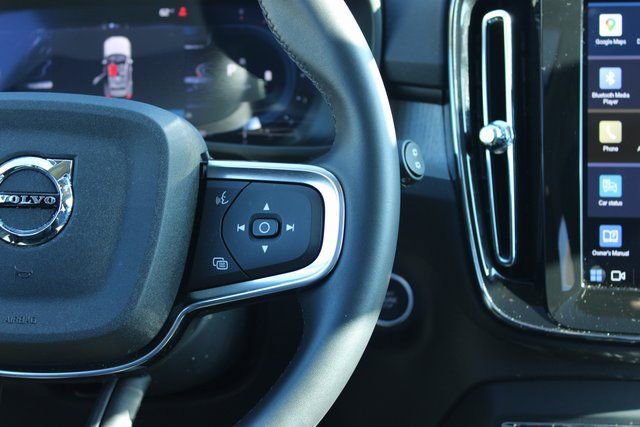 Used 2025 Volvo XC40 B5 Plus image 26