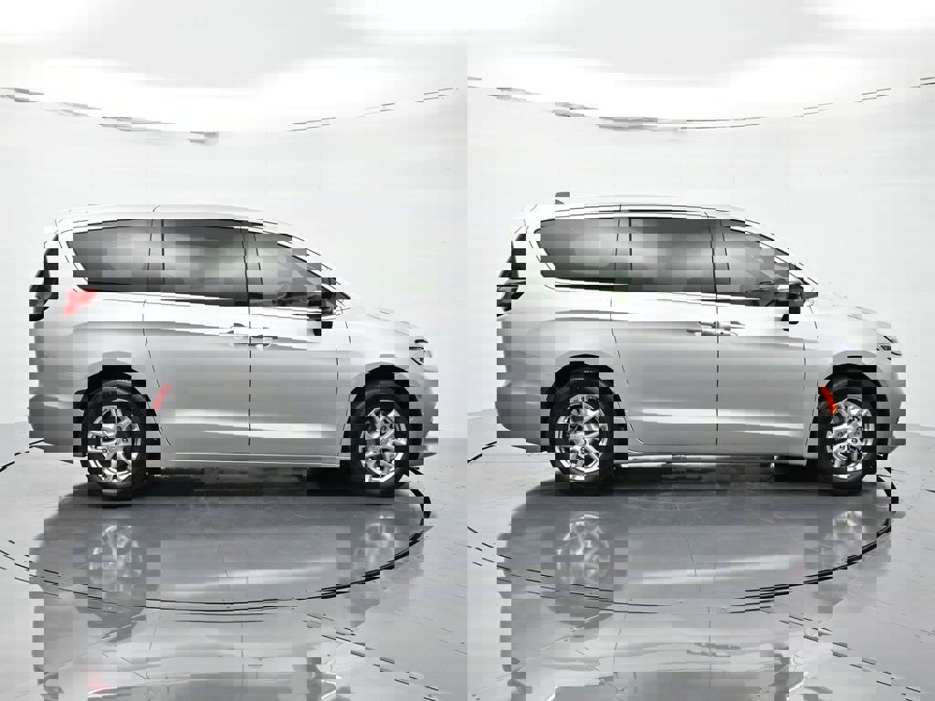 New 2026 Chrysler Pacifica Select image 4