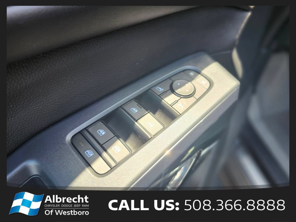 Used 2024 Nissan Pathfinder SV w/ SV Premium Package AWD/4WD image 19