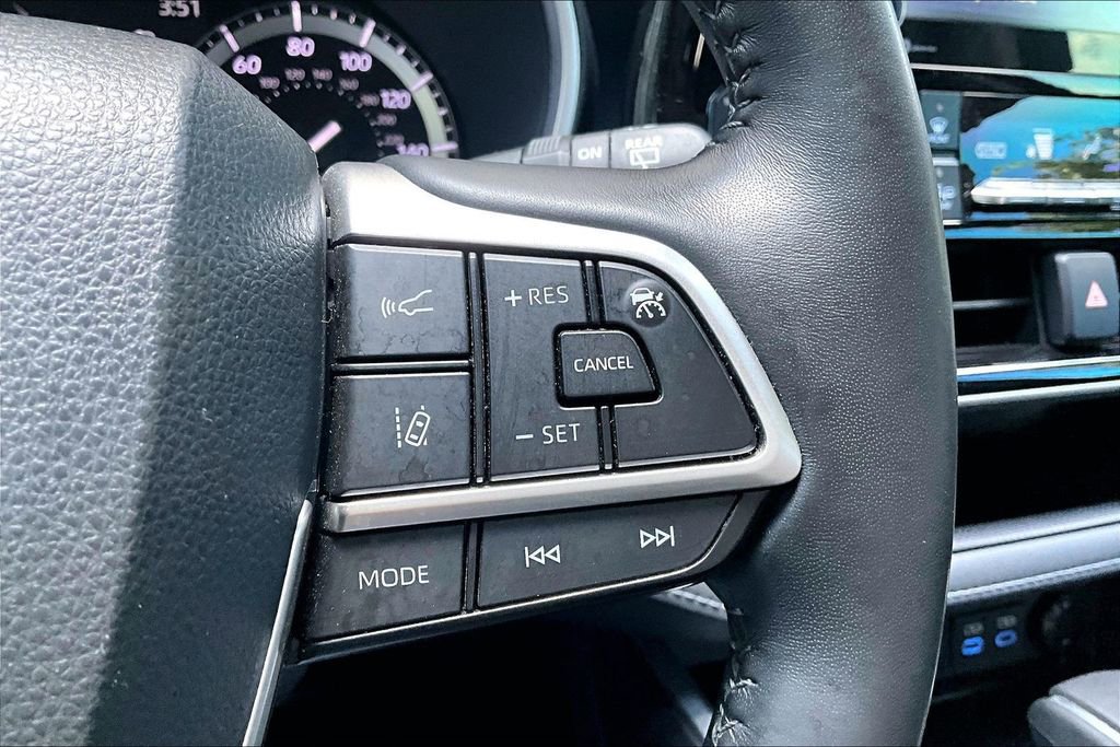 Used 2022 Toyota Highlander XLE AWD/4WD image 12