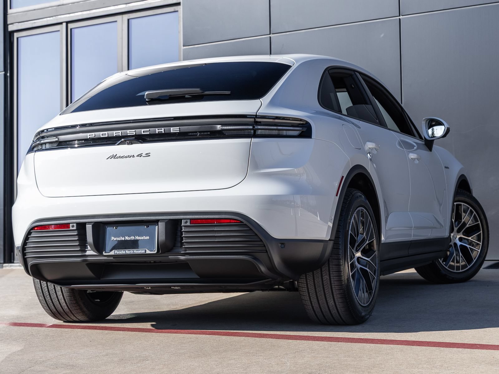 Certified 2025 Porsche Macan 4S Electric AWD/4WD image 11