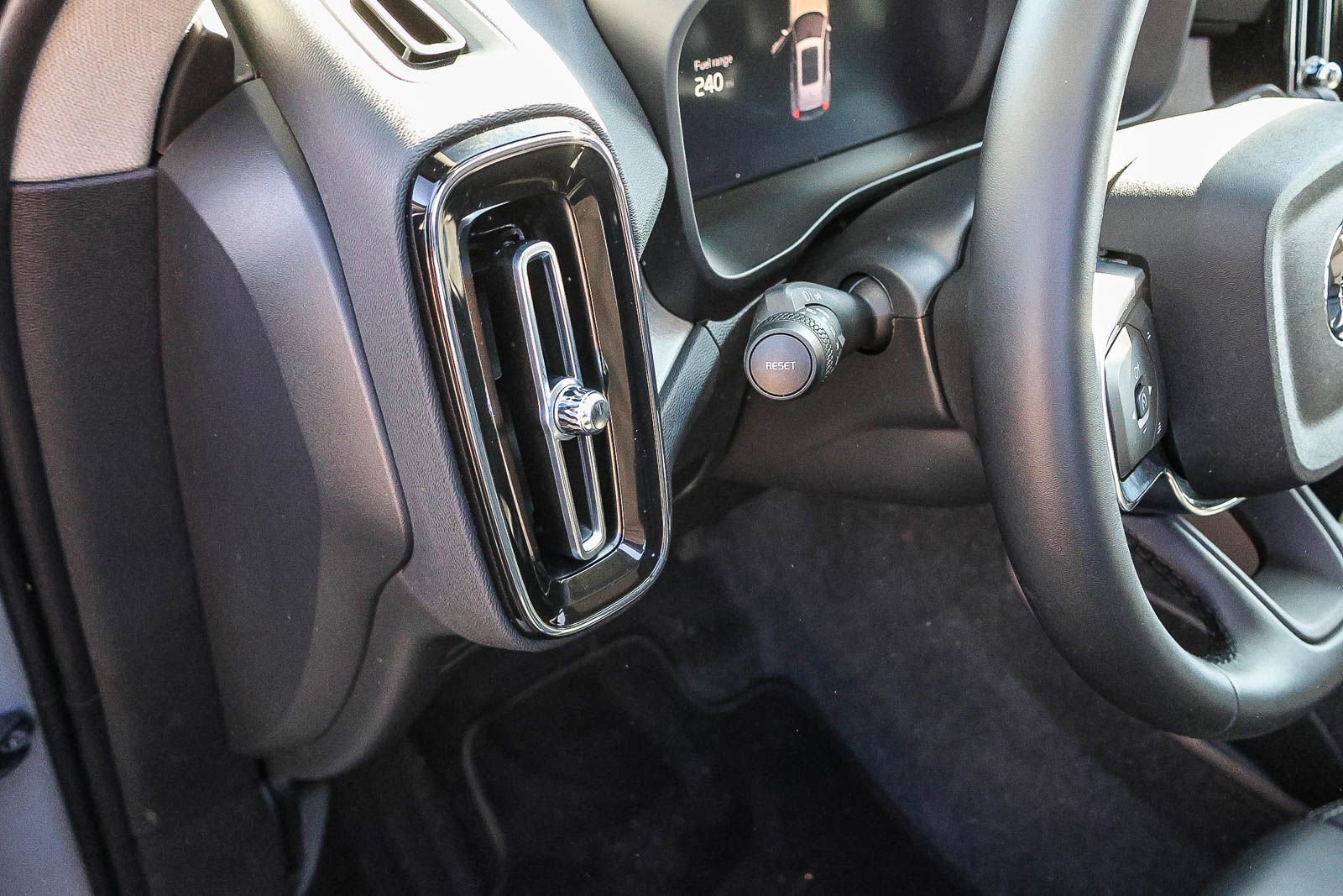 Used 2025 Volvo XC40 B5 Core image 34