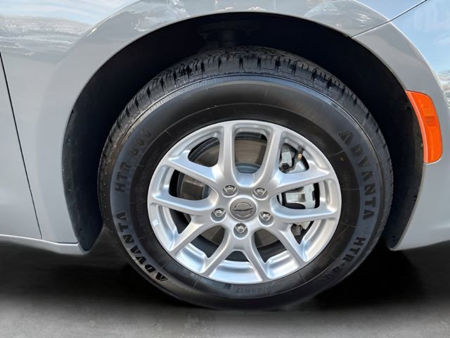 Used 2023 Chrysler Pacifica Touring-L FWD image 12