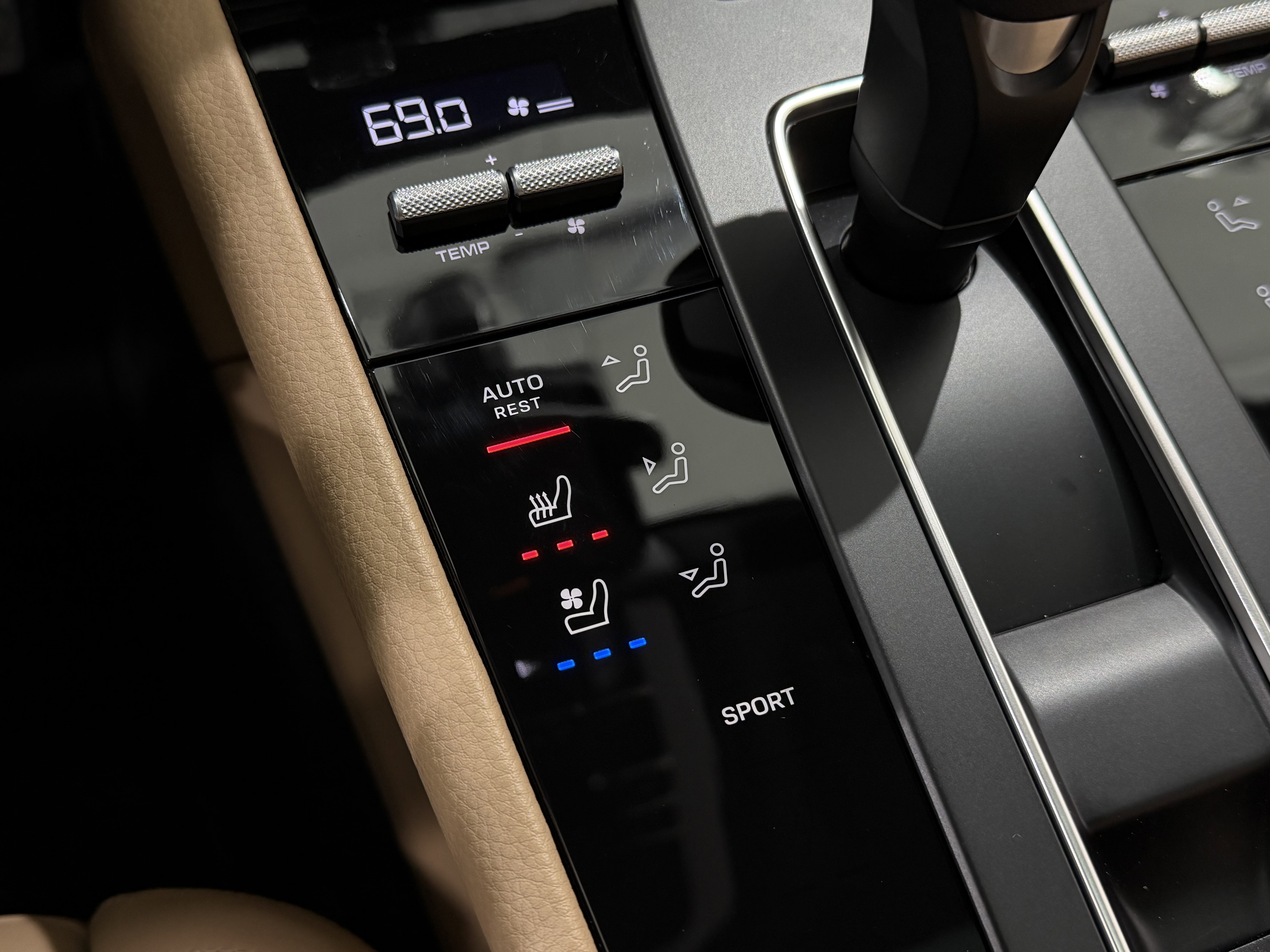 Certified 2025 Porsche Macan image 37