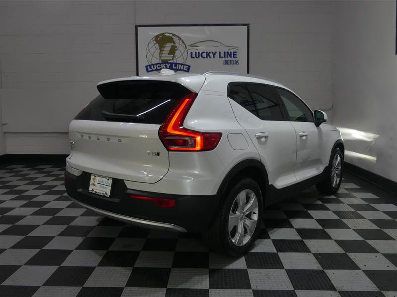 Used 2021 Volvo XC40 T5 Momentum w/ Climate Package image 10