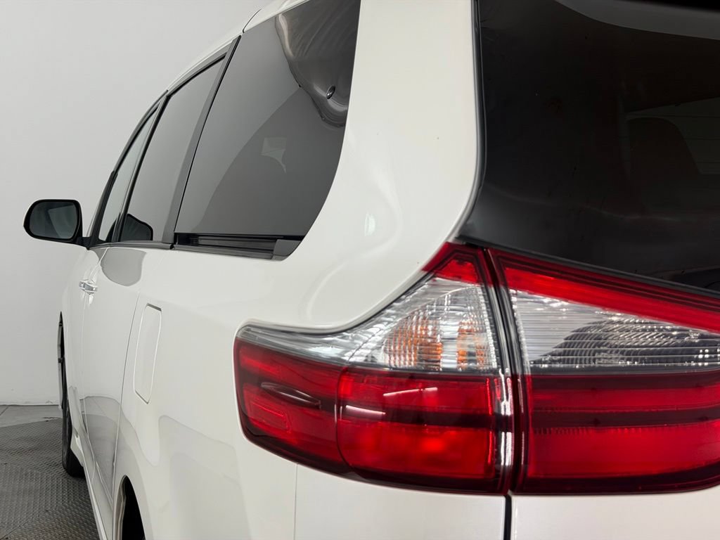 Used 2020 Toyota Sienna XLE w/ XLE Navigation Package FWD image 57