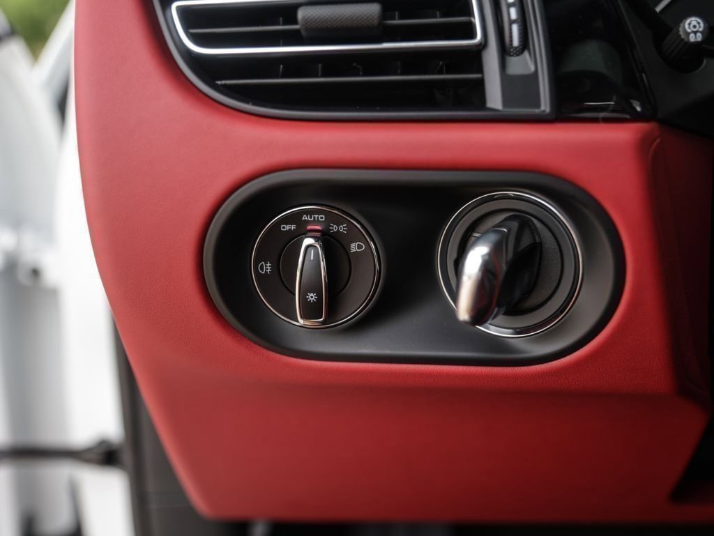 Certified 2025 Porsche Macan image 17