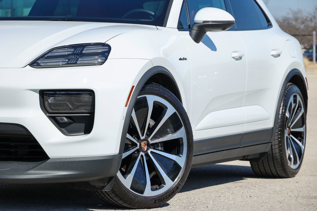 Certified 2025 Porsche Macan 4 Electric image 10