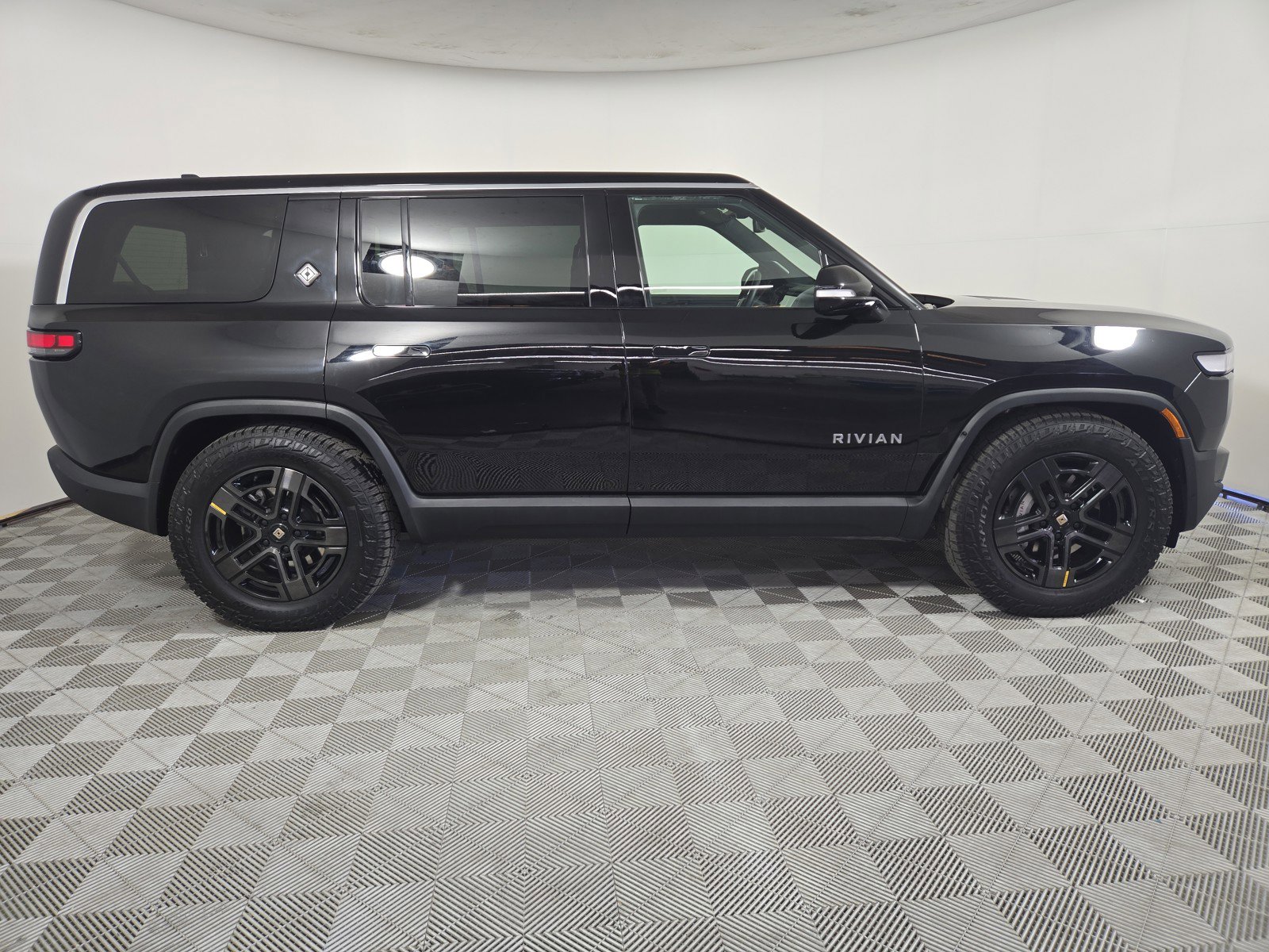 Used 2024 Rivian R1S Adventure AWD/4WD image 6