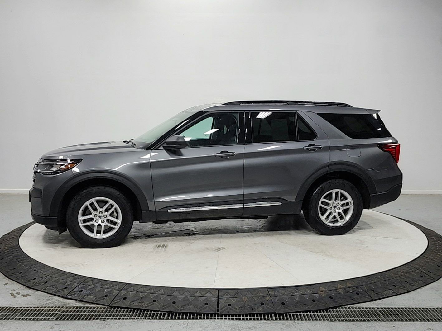 Used 2025 Ford Explorer Active AWD/4WD image 4