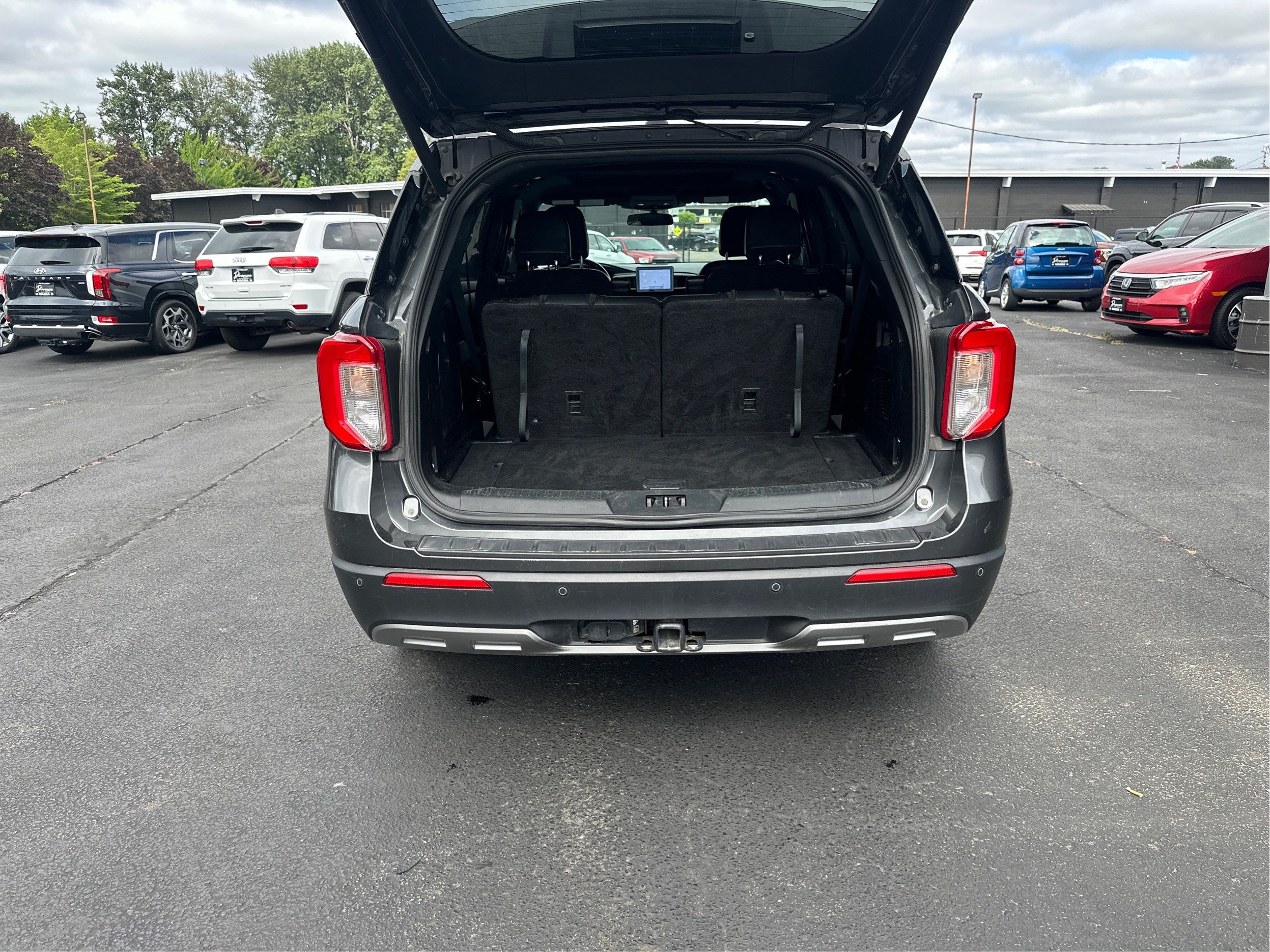 Used 2020 Ford Explorer XLT w/ Equipment Group 202A AWD/4WD image 11