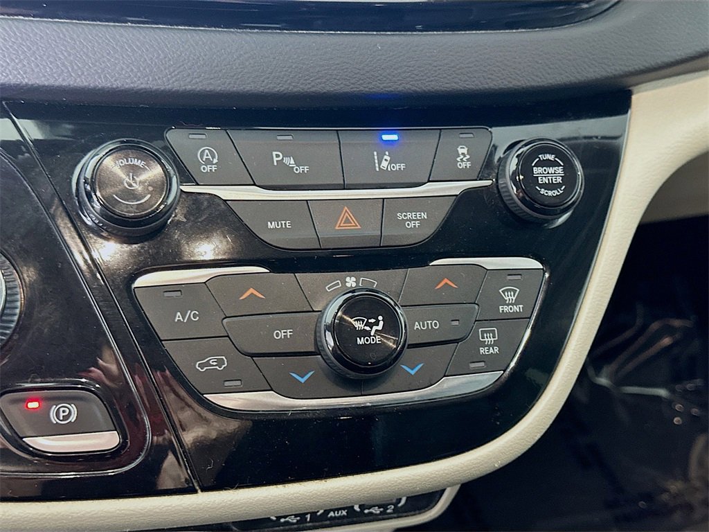 Used 2022 Chrysler Pacifica Touring-L image 28