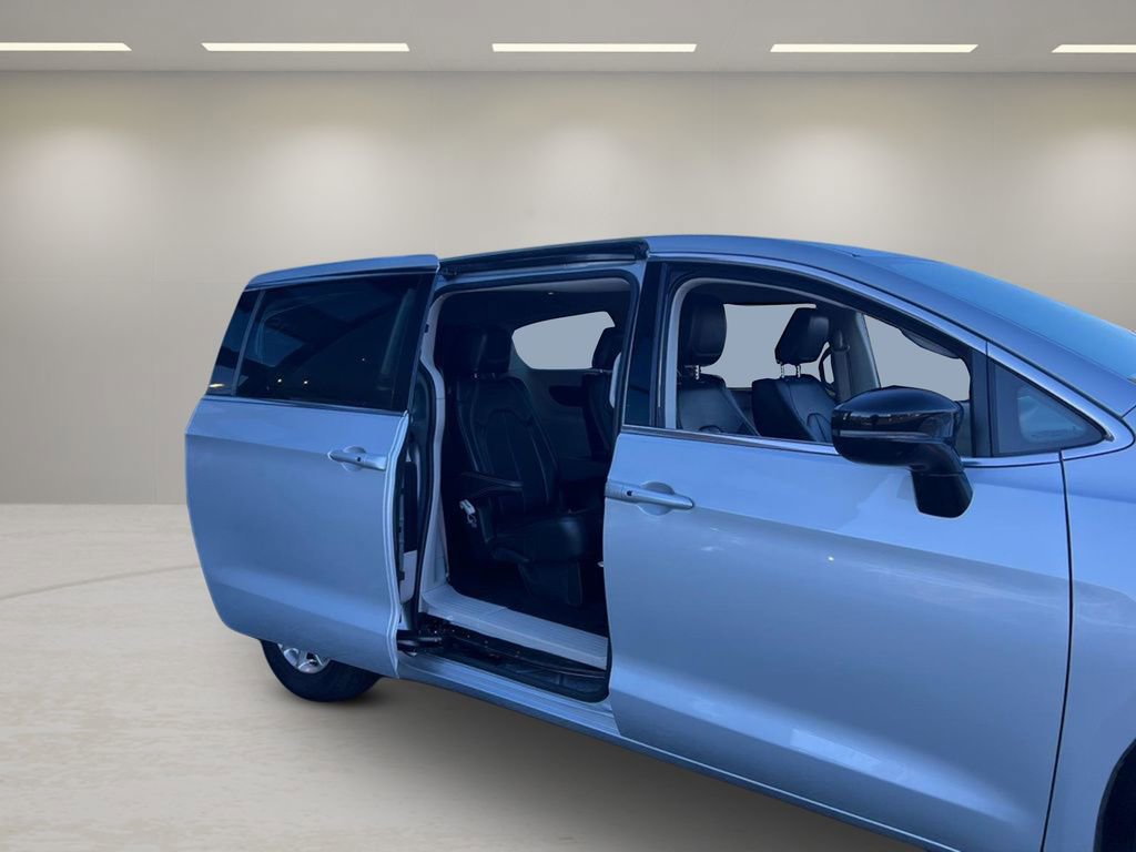 Used 2024 Chrysler Pacifica Touring-L image 27