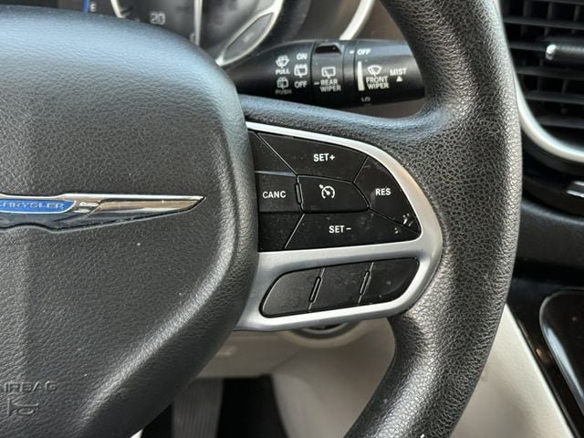Used 2020 Chrysler Voyager Lxi FWD image 14