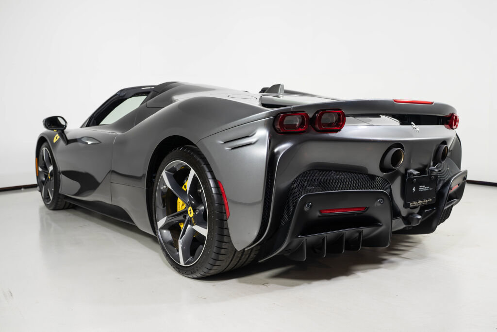 Used 2022 Ferrari SF90 Spider image 8