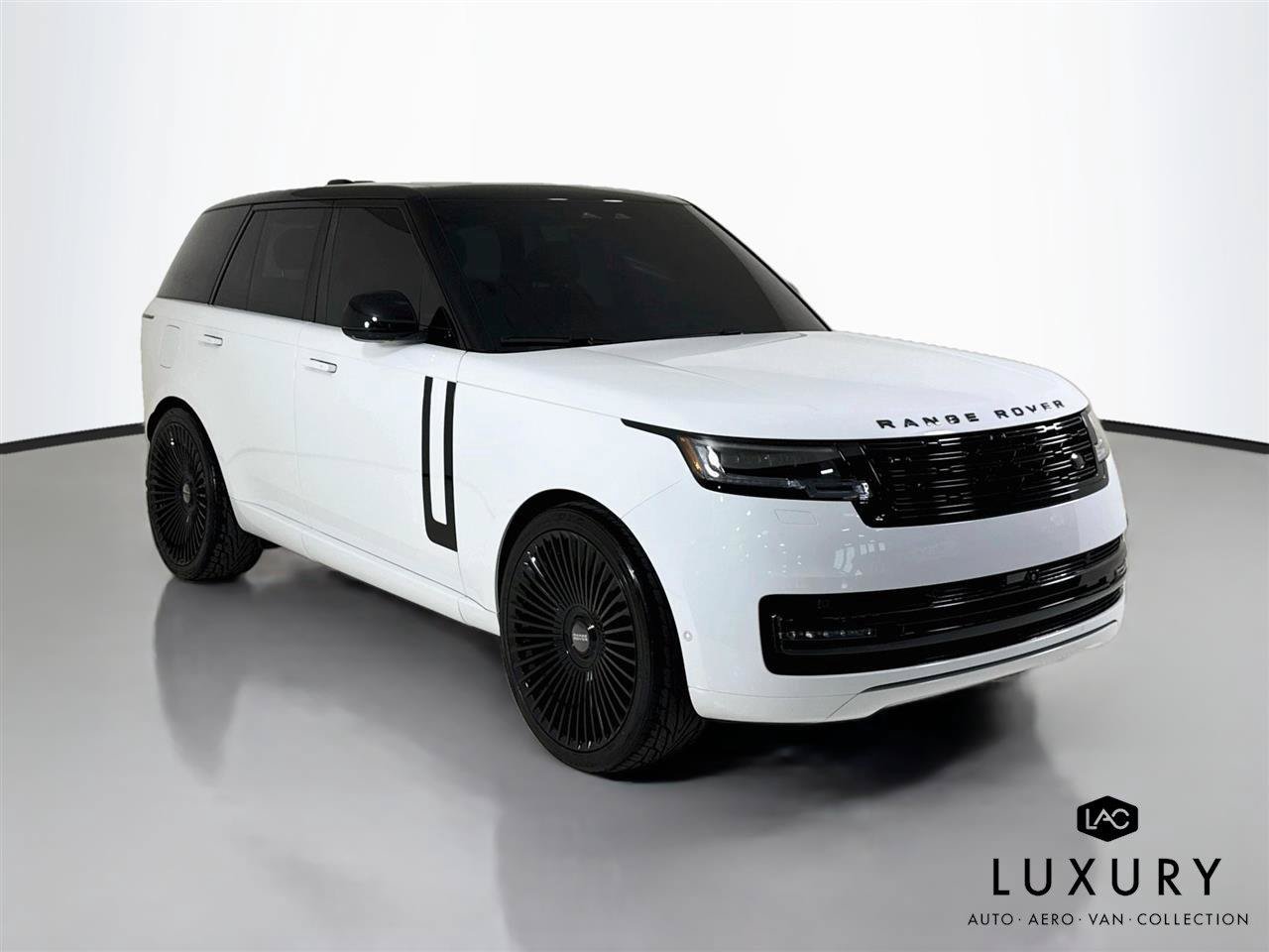 Used 2025 Land Rover Range Rover SE AWD/4WD image 3