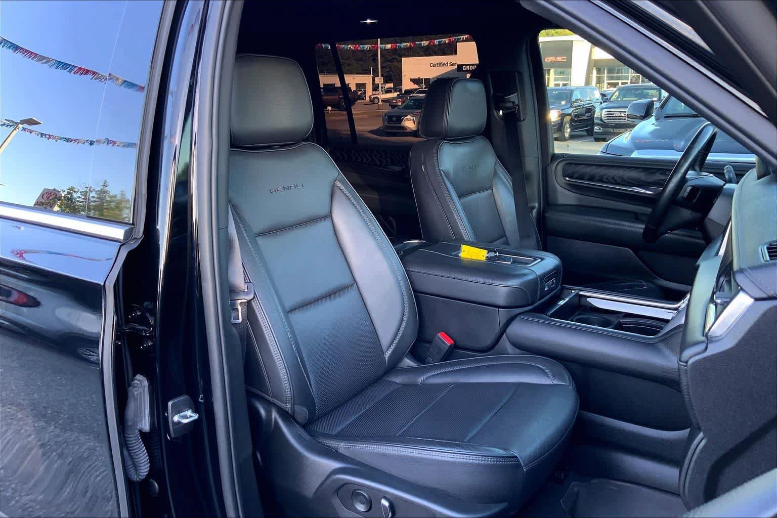 Used 2023 GMC Yukon XL Denali AWD/4WD image 9