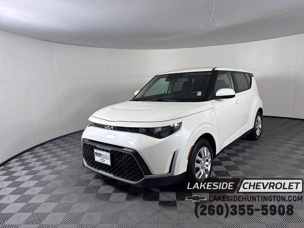 Used 2025 Kia Soul LX FWD image 1