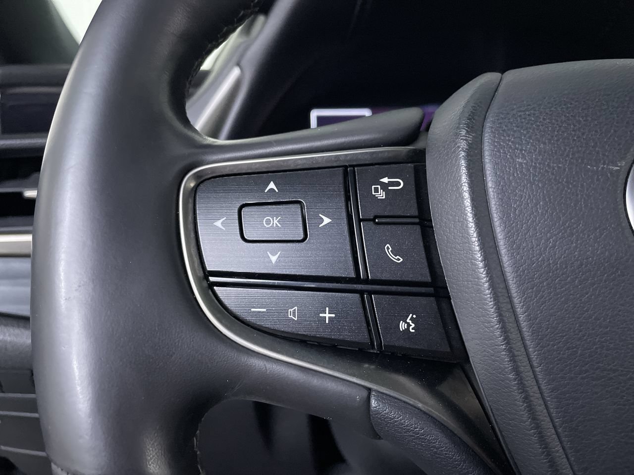 Used 2020 Lexus ES 300h Ultra Luxury w/ Accessory Package 2 FWD image 26