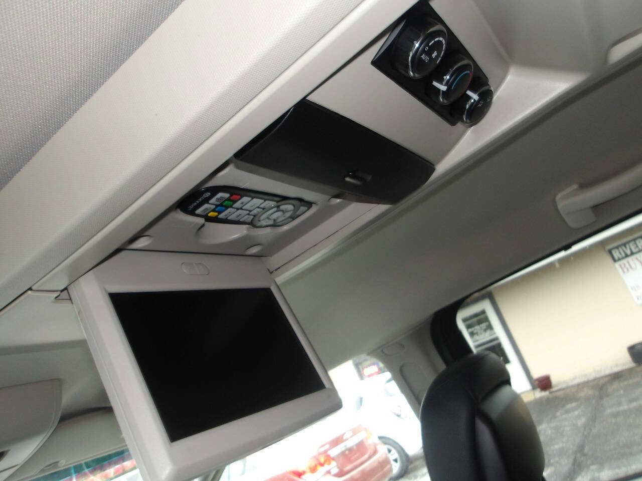 Used 2016 Chrysler Town & Country Touring w/ Driver Convenience Group FWD image 6