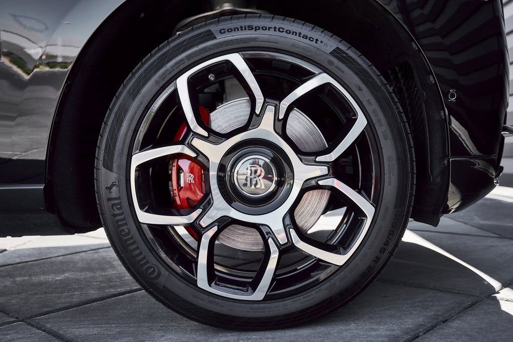 Used 2022 Rolls-Royce Cullinan Black Badge w/ Dark Exterior Package image 22