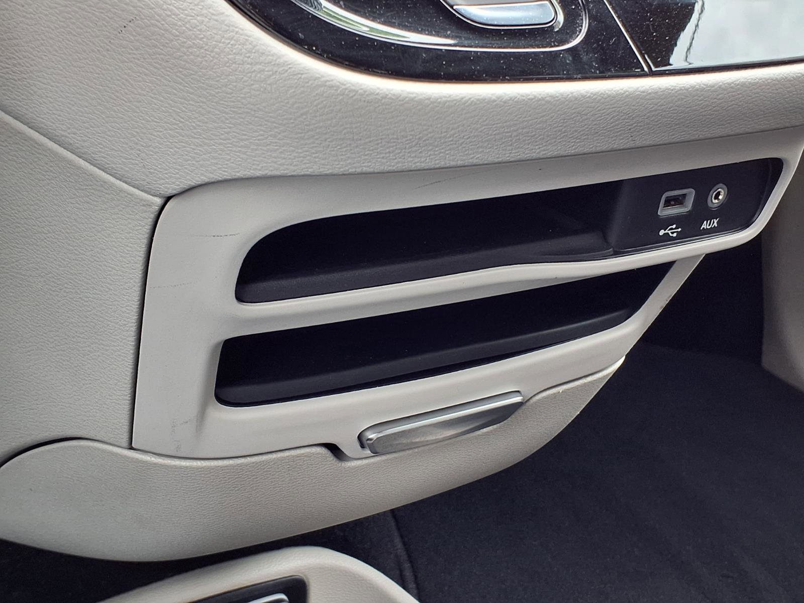 Used 2018 Chrysler Pacifica Touring-L w/ Tire & Wheel Group FWD image 16