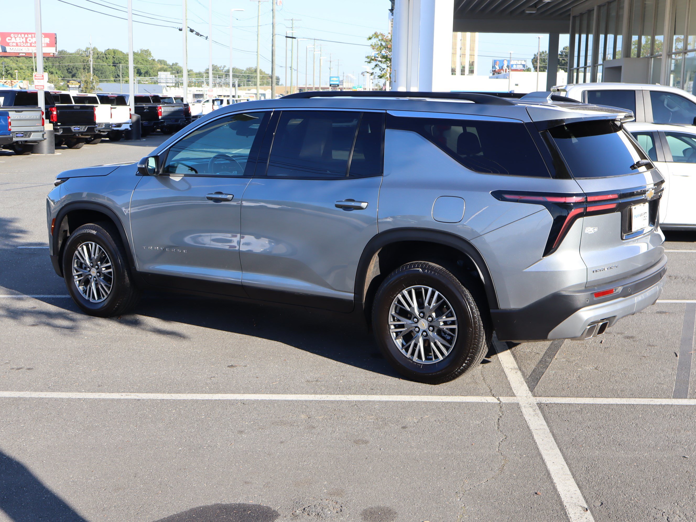 Used 2025 Chevrolet Traverse LT FWD image 8