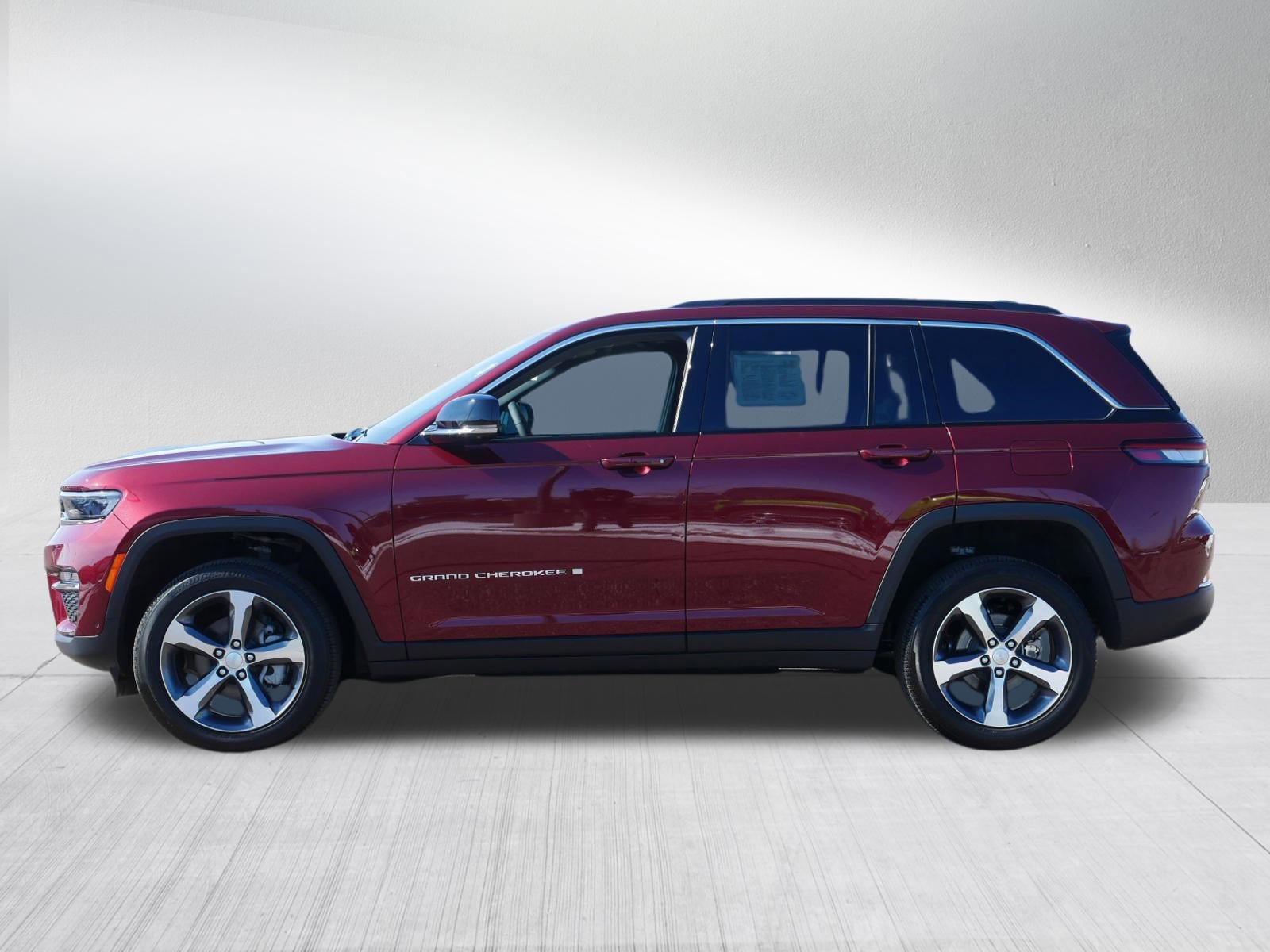 Used 2025 Jeep Grand Cherokee Limited w/ Luxury Tech Group II AWD/4WD image 4
