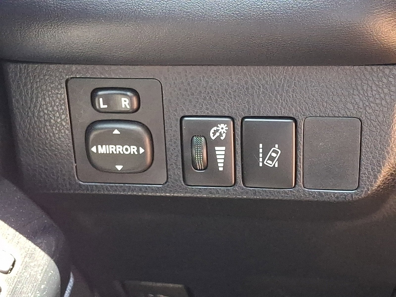 Used 2016 Toyota RAV4 Limited AWD/4WD image 25