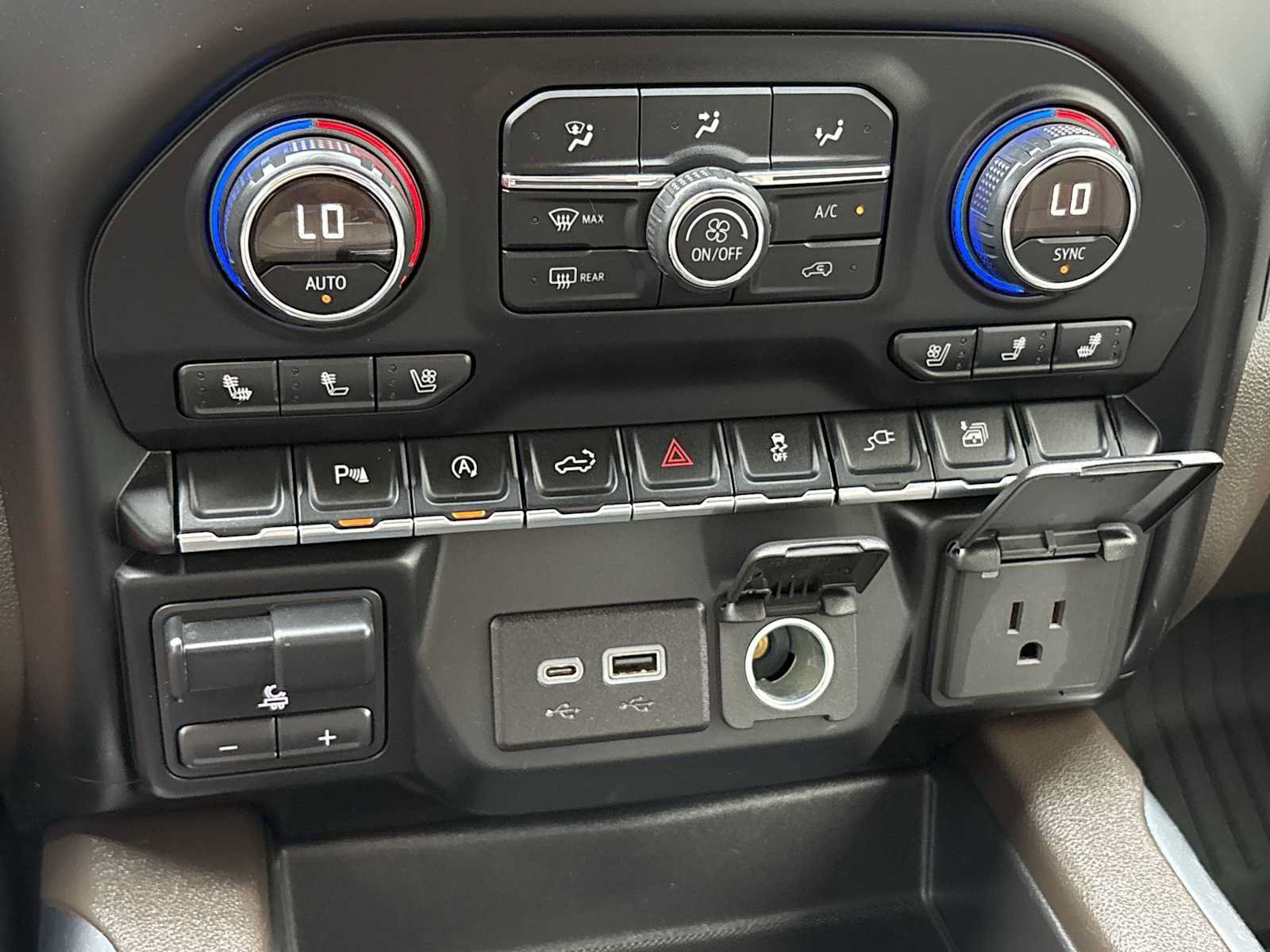Used 2019 Chevrolet Silverado 1500 LTZ w/ LTZ Plus Package AWD/4WD image 17