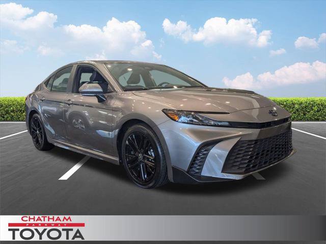 Used 2025 Toyota Camry SE FWD image 1