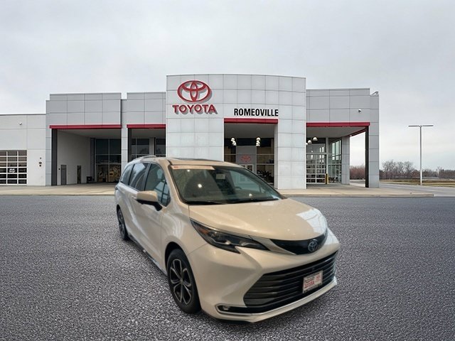Used 2025 Toyota Sienna Platinum AWD/4WD image 1