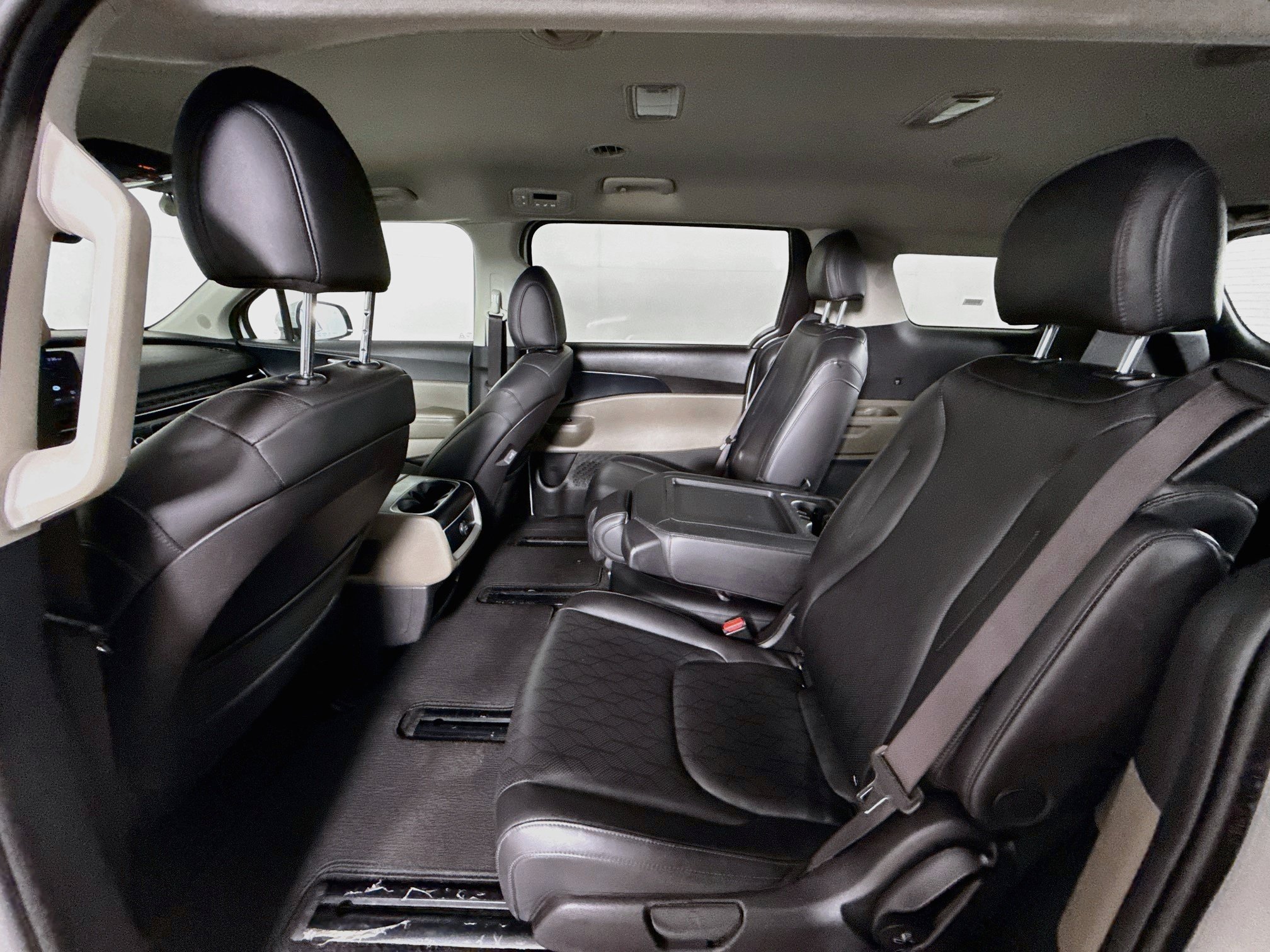 Used 2025 Kia Carnival FWD image 29