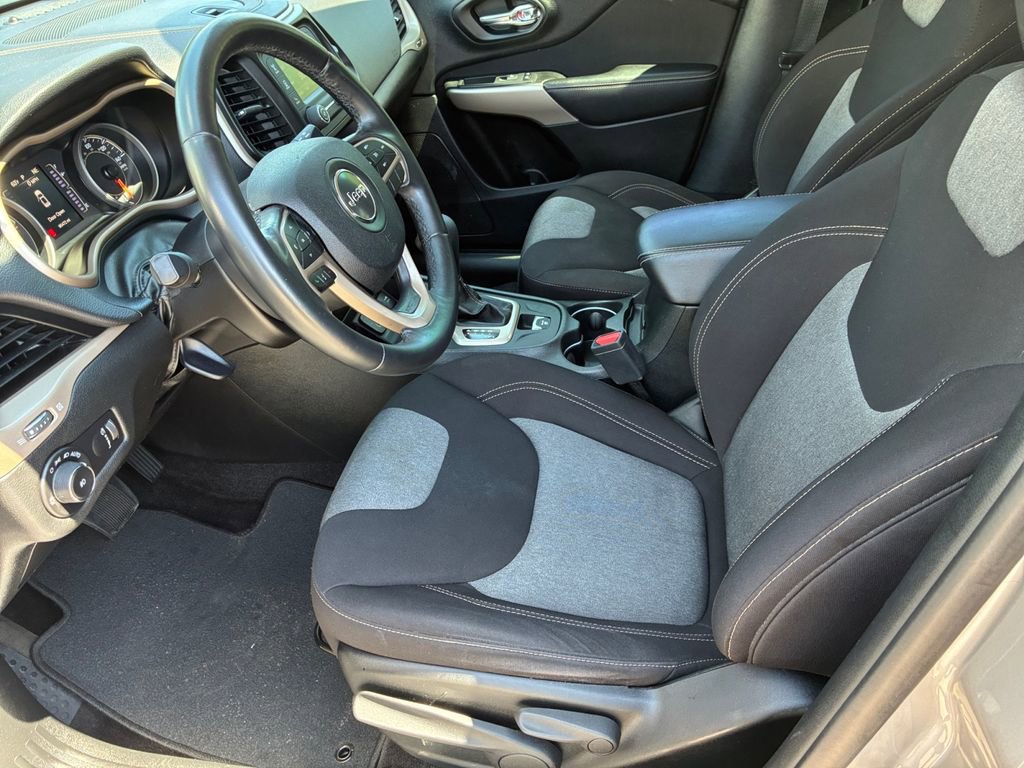 Used 2018 Jeep Cherokee Latitude w/ Altitude Package FWD image 19