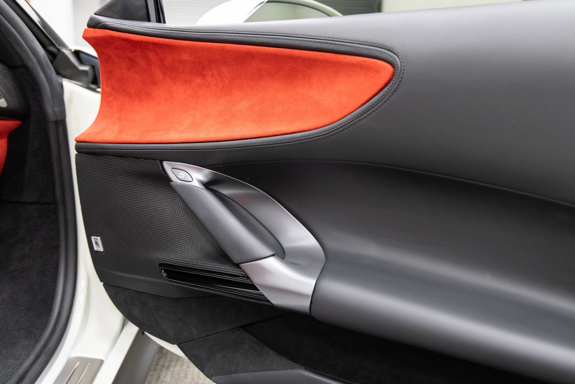 Used 2024 Ferrari SF90 Spider image 31