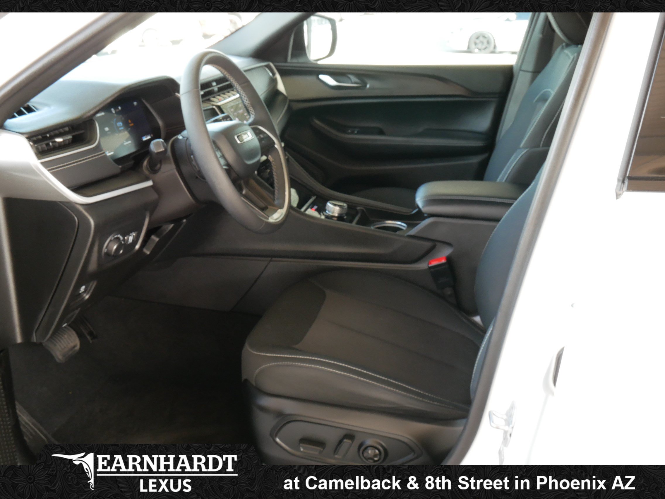 Used 2025 Jeep Grand Cherokee L Laredo RWD image 4