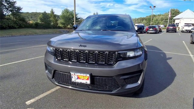 Used 2024 Jeep Grand Cherokee Altitude image 3