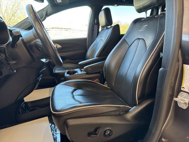 Used 2020 Chrysler Pacifica Limited w/ S Appearance Package image 14
