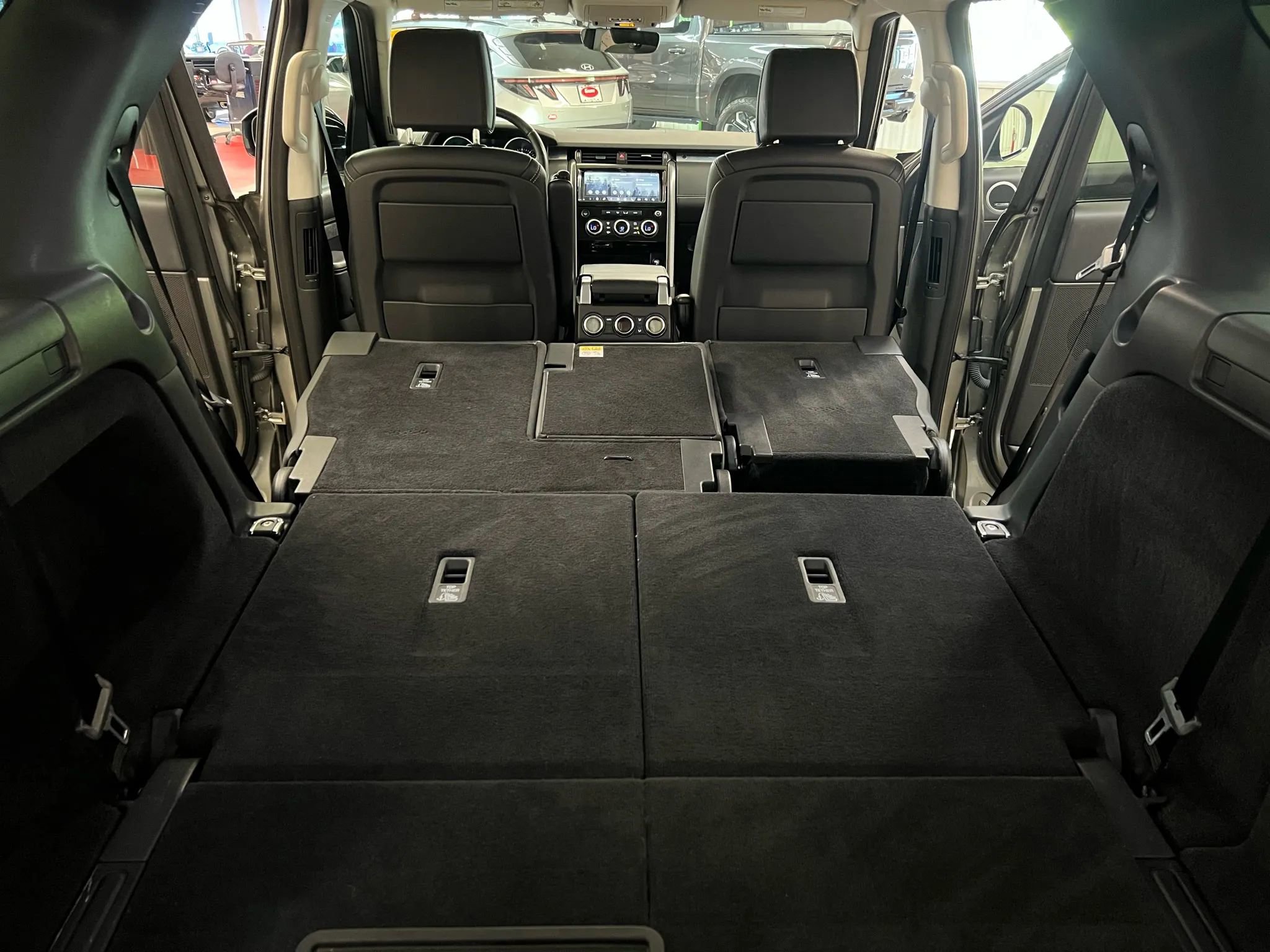 Used 2017 Land Rover Discovery First Edition image 43