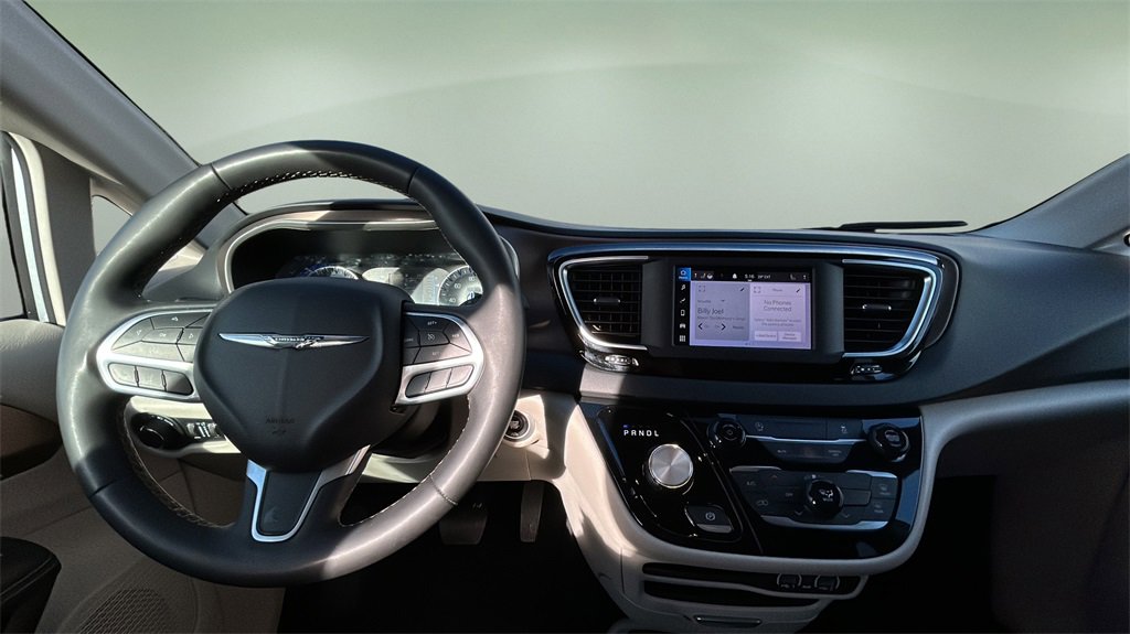 Used 2023 Chrysler Voyager LX image 13